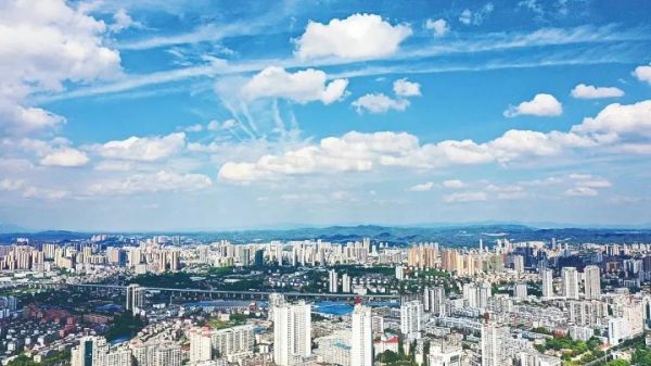 ▲ 荷塘區(qū)上空，白云朵朵。記者 謝慧