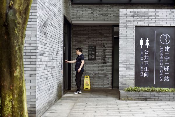 建設(shè)路“建寧驛站”，清早就有居民前往 劉震 攝