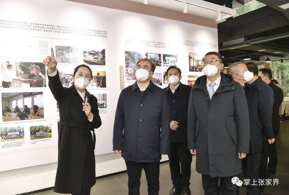 圖為領(lǐng)導(dǎo)嘉賓共同參觀成長(zhǎng)記憶展。全媒體記者 邵穎 攝