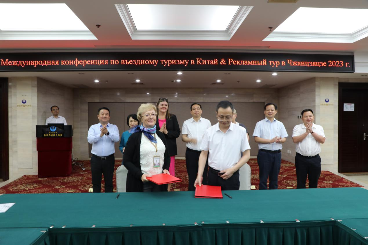 俄羅斯旅行社代表與市中旅公司簽訂旅游接待協(xié)議。
