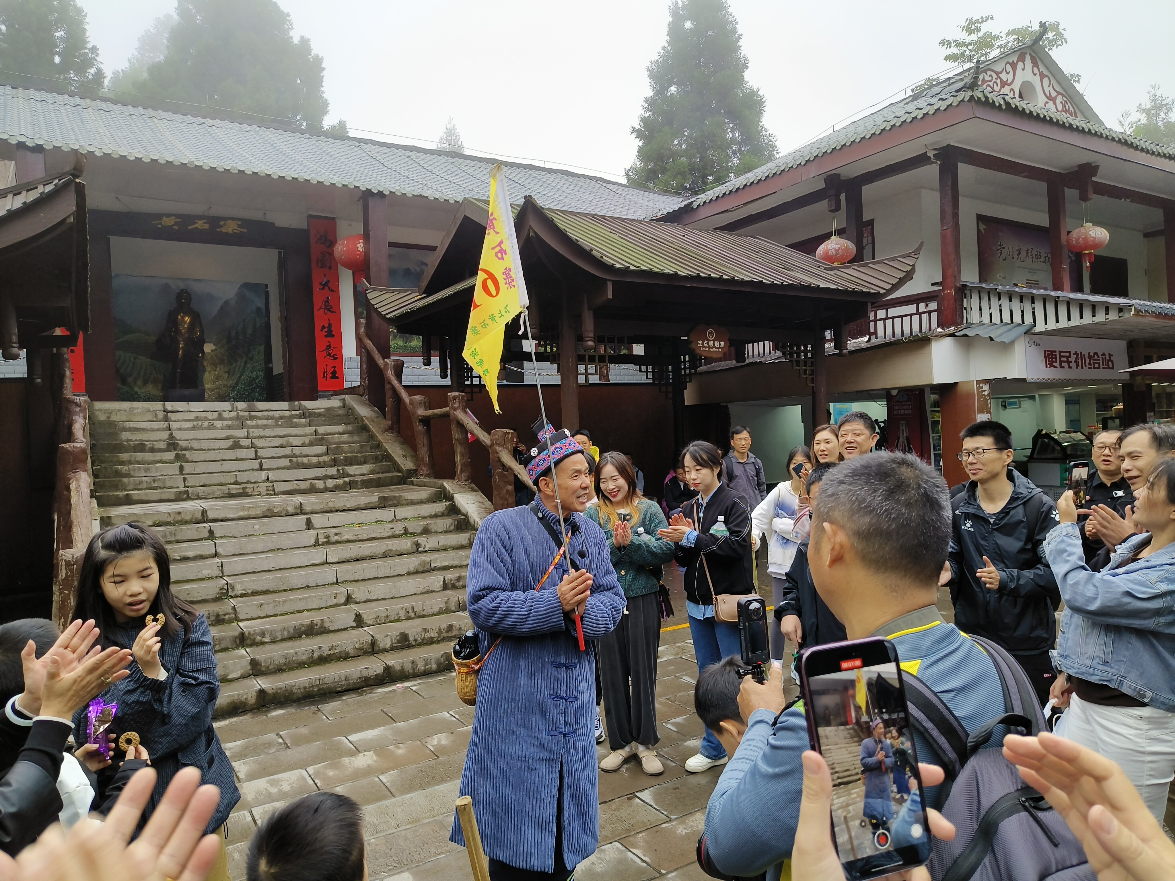 土家導(dǎo)游阿哥在黃石寨景區(qū)為游客演唱土家山歌。張勇軍  攝