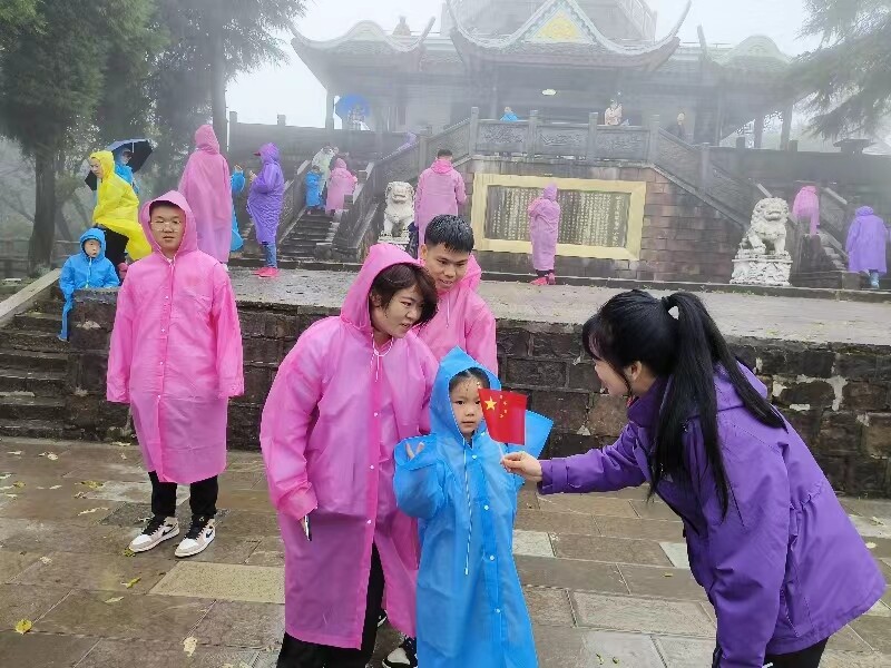 10月1日上午，黃石寨景區(qū)管委會(huì)工作人員在六奇閣景點(diǎn)熱情為游客小朋友贈(zèng)送小國(guó)旗，喜迎國(guó)慶。張勇軍 攝