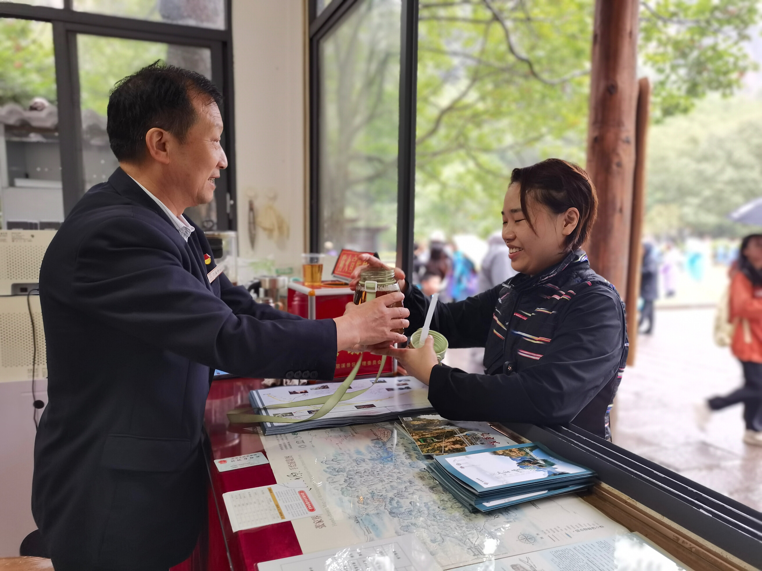 老磨灣大氧吧咨詢臺(tái)金鞭溪景區(qū)管委會(huì)工作人員為游客免費(fèi)提供開(kāi)水。歐華 攝