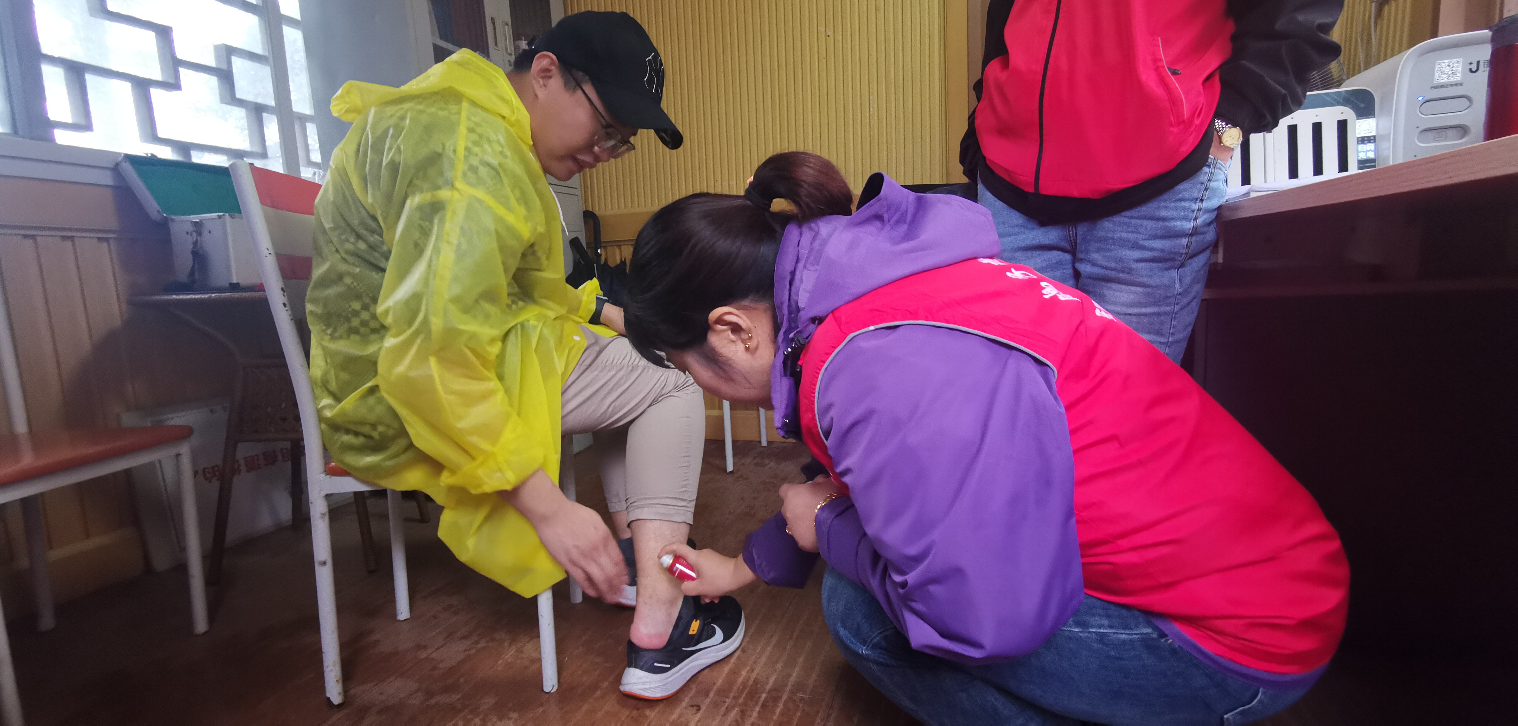 袁家界景區(qū)咨詢臺(tái)工作人員為游客處理傷口。張君 攝