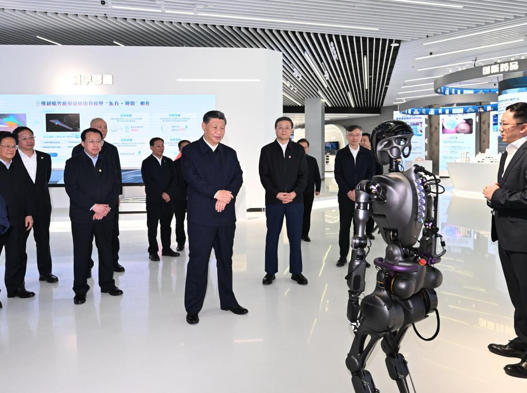 2023年11月28日下午，習(xí)近平在浦東新區(qū)張江科學(xué)城參觀上?？萍紕?chuàng)新成果展。新華社記者 謝環(huán)馳 攝