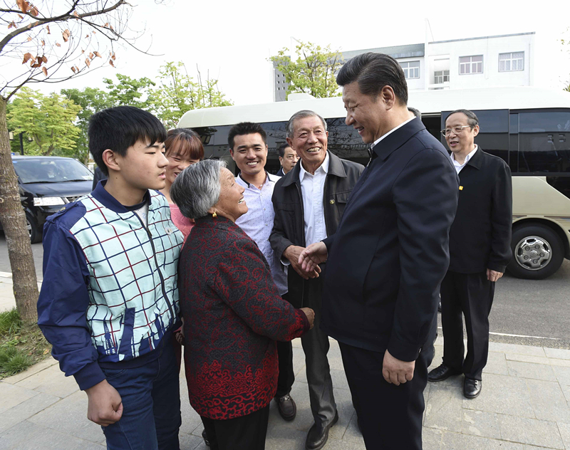 2016年4月25日，習(xí)近平在安徽省滁州市鳳陽縣小崗村看望當(dāng)年大包干帶頭人嚴(yán)金昌（右三）一家。