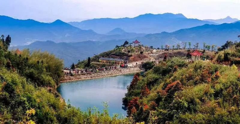 圖為游客們到軍營(yíng)村七彩池欣賞美景。廈門(mén)市委宣傳部供圖