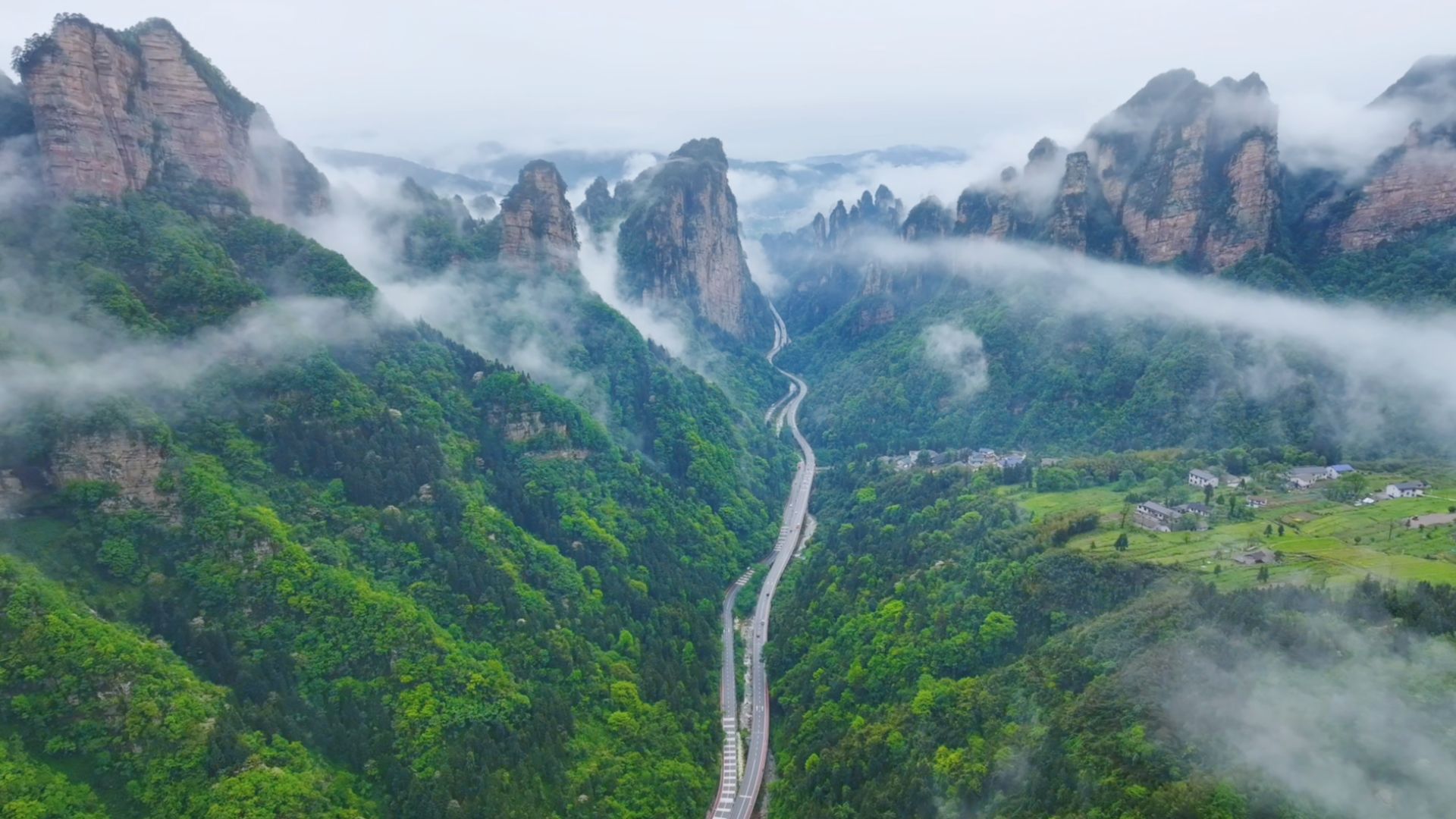 春日探秘張家界百丈峽：云霧仙境邂逅千年傳奇
