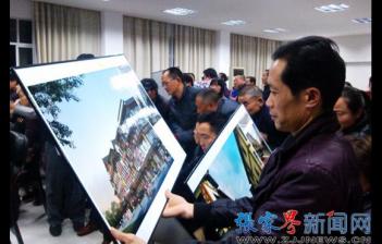 武陵源區(qū)委領導夜訪社區(qū)群眾聽民聲